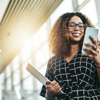 Una mujer usa su celular 