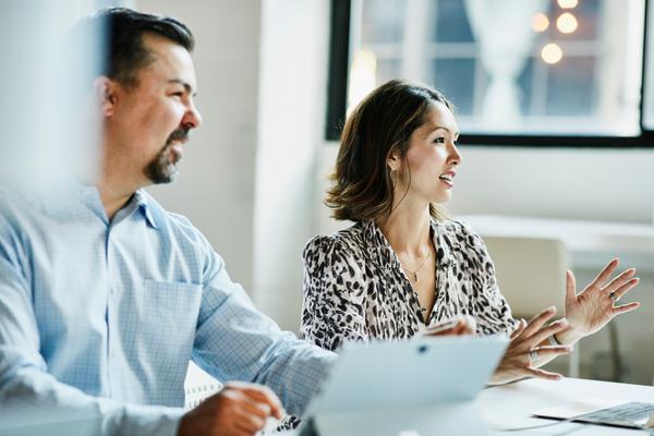 Homem e mulher do RH em reunião trabalhando