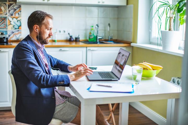 Homem trabalhando para entender Como a tecnologia pode aumentar a relevância do RH na empresa